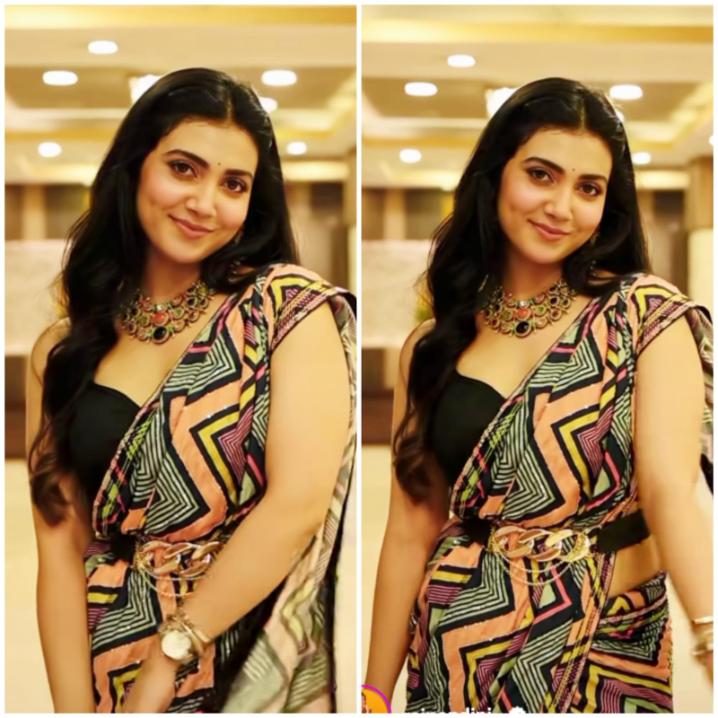 পঞ্চমীর সন্ধ্যায় ছিমছাম সাজেই দেখা মিলল রাজনন্দিনীর। পরনে শাড়ি এবং স্লিভলেস ব্লাউজ। খোলা চুলে লাইমলাইট কাড়লেন অভিনেত্রী।