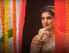 ব্যস্ত কুমোরপাড়া, চলছে শেষ মুহূর্তের প্রতিমা সজ্জা। কাজের ফাঁকেই সেখানে ঢুঁ মারলেন নায়িকা। পরনে ঘিয়ে রঙা শাড়ি, গলায় সোনার হার-নেকলেস। সিঁথিতে উঁকি দিচ্ছে সিঁদুর। আর ঠোঁটে এক্কেবারে শ্রাবন্তীসুলভ হাসি! পুজোর সাজে তৈরি অভিনেত্রী!