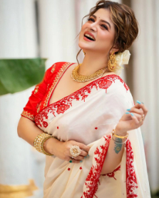  পুজো তো এসেই পড়ল, কেমন অনুভূতি হচ্ছে? জিজ্ঞেস করতেই একগাল হেসে উত্তর, "আকাশে-বাতাসে পুজো পুজো গন্ধ। এই সময়টায় সব থেকে ভাল লাগে শরতের আকাশ দেখতে।" 