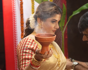 বিগত বছরগুলির তুলনায় এই বছরের পুজোর আমেজটা একটু আলাদা। শরতের আকাশে হঠাৎ কালো মেঘের আনাগোনার মতো এ বছর উৎসবের মাঝেও মানুষের মন ভার। 