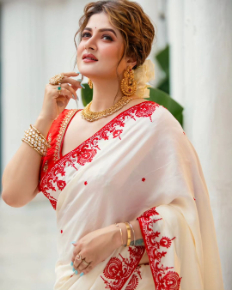 "এক জন মেয়ে হিসেবে তো বটেই, তা ছাড়া সাধারণ মানুষ হিসেবেই চাইছি এর বিচার। তবে পুজোটা অনেকের কাছেই রুটিরুজির বিষয়। ঢাকি, প্রতিমাশিল্পী থেকে শুরু করে ফুচকাওয়ালা— সারাটা বছর তাঁরা তাকিয়ে থাকেন এই কয়েকটা দিনের দিকে। তাঁদেরও জীবনযাপন করতে হবে। আমি মনে করি উৎসবের সঙ্গে বিচারের জন্য লড়ে যেতে হবে," বললেন শ্রাবন্তী।