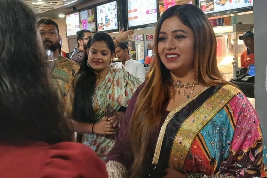 প্রিমিয়ারে ঋতাভরী চক্রবর্তী।