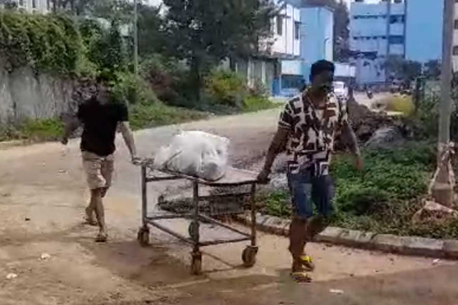 মহিলার দেহ ময়নাতদন্তের জন্য নিয়ে যাওয়া হচ্ছে। নিজস্ব চিত্র।