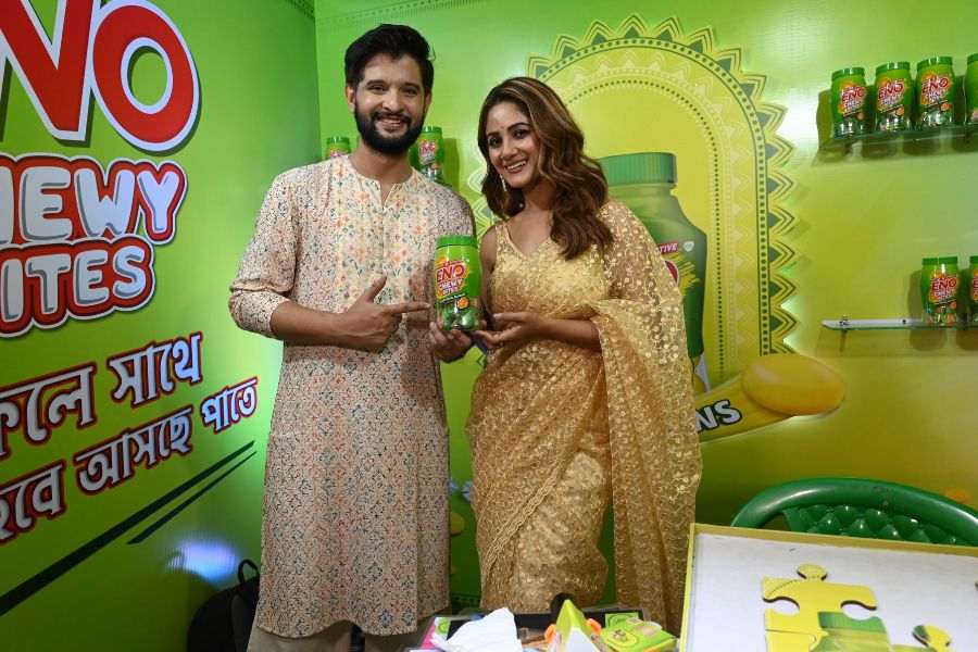 সন্তোষপুর লেকপল্লিতে  ‘ইনো চুউই বাইটস’—এর স্টলে হাজির অভিনেতা নীল ভট্টাচার্য এবং অভিনেত্রী তৃণা সাহা