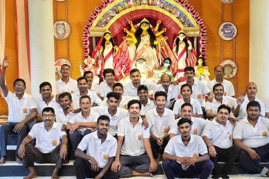 নরেন্দ্রপুরের কৃষ্টি-সুগমপার্ক আবাসনের কর্মচারীরা।