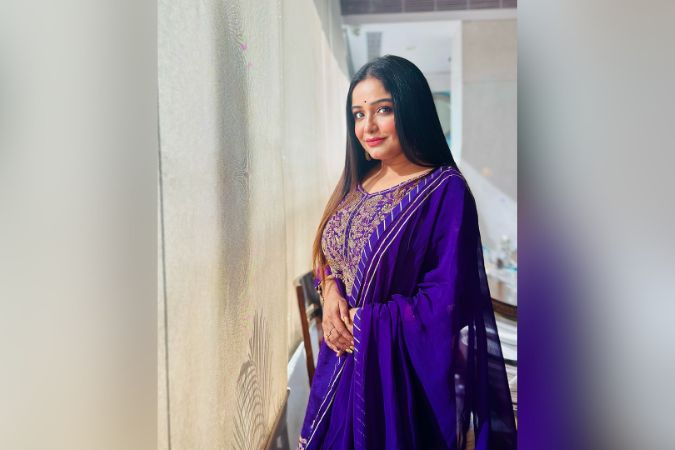 আজ ষষ্ঠী! আর ষষ্ঠীর মানেই একেবারে সাদামাটা লুকই হয় অভিনেত্রীর সঙ্গী। সায়ন্তনী বলেন, “আমি ছিমছাপ থাকতেই পছন্দ করি। আমার ভাল লাগে সালোয়ার কামিজ পরতে।” বাকিদের জন্য কী টিপস্ দেবেন নায়িকা? তিনি বলেন, “পুজো যেহেতু, তাই এথনিক বা ট্র্যাডিশনাল সাজই আমার ভাল লাগে। তবে যাঁরা ওয়েস্টার্ন পছন্দ করেন, তাঁদের টিপস্ দিচ্ছি তাঁরা এই দিনটা ইন্দো-ওয়েস্টার্ন কিছু পরতে পারেন।”