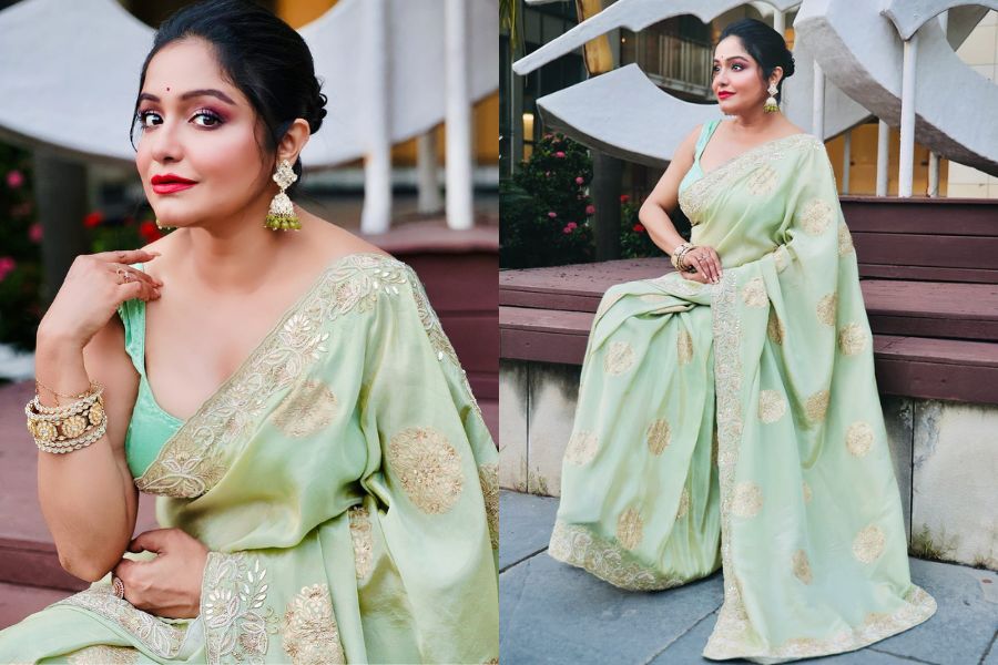 সপ্তমীতে অভিনেত্রীর প্রথম পছন্দই হল শাড়ি। তবে সাজ হবে পরিমিত। সায়ন্তনী বলেন, “সুন্দর একটা লাইট প্যাস্টেল রঙের শাড়ি আমি পরব। সঙ্গে সুন্দর একটা স্লিভলেস ব্লাউজ থাকবে।” “যেহেতু এখনও গরম আবহাওয়াটা রয়েছেই, তাই হালকা কিছু কানের দুল পরব। সেই সঙ্গে হাতে কিছু একটা পরতে পারি। কিন্তু গলাটা খালিই রাখব।” সপ্তমীর সাজের ক্ষেত্রে অভিনেত্রীর টিপস্, এ দিন কিছু কটন বা হ্যান্ডলুম শাড়ি পরা যেতে পারে। তবে শাড়ি খুব রঙিন যদি হয়, তা হলে তার সঙ্গে মানানসই মেকআপ আর গয়না পারফেক্ট!