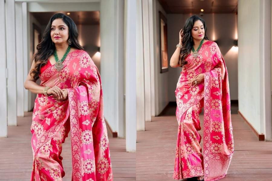 অষ্টমীর দিন বাঙালি শাড়ি পরবে না, এমনটা হতেই পারে না! ব্যতিক্রমী নন সায়ন্তনীও। তিনি জানান, তাঁর নিজের বাড়িতেই হয় দুর্গাপুজো। কাজেই অষ্টমীর সকাল মানেই অভিনেত্রীর প্রথম পছন্দ সাদা কিংবা লাল শাড়ি অথবা সাদা এবং লালের মিশেলে যে কোনও শাড়ি।   বাকিদের ক্ষেত্রেও কি একই টিপস্‌? সায়ন্তনী বলেন, “যাদের বাড়িতে পুজো হচ্ছে, তাদের জন্যে তো বটেই। এ ছাড়াও বাকি সকলকেই আমি বলব, অষ্টমীর সকালটা তাঁত কিংবা ঢাকাইয়ের সঙ্গে শুরু করতে।”  সকালের সাজ পরিমিত হলেও অষ্টমীর বিকেলটা কিন্তু জমকালো হতেই হবে! অভিনেত্রী বলেন, “এদিন বিকেলে লাল কিংবা গোলাপি বা অন্য যে কোনও রঙের শাড়ি পরা যেতে পারে। তবে সেটা আড়ম্বরপূর্ণ হলে খুব ভাল হয়। সঙ্গে একটু ভারী গয়না হলেই বা ক্ষতি কী!”