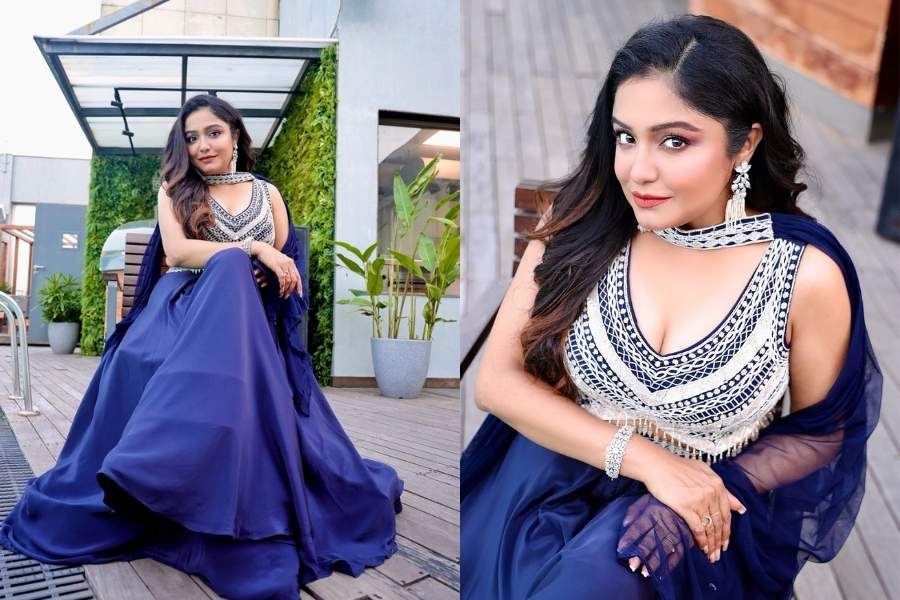 তবে অভিনেত্রীর কাছে নবমীর সাজে থাকতেই হবে ইন্দো ওয়েস্টার্নের ছোঁয়া। তিনি বলেন, “আমরা লেহঙ্গা পরতে পারি। বা থ্রি পিস ড্রেসগুলোও মন্দ নয়। পুজোর শেষ দিনে একটা চমক তো রাখতেই হয়। আমরা মেকআপের ক্ষেত্রেও পশ্চিমি ঘরানা রাখতে পারি। তবে গয়না যত কম পরা যায় তত ভাল।”