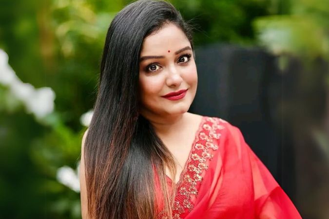 দশমীর দিন দেবীবরণ আর ধুনুচি নাচের ফাঁকে আরামদায়ক কোনও শাড়িই অভিনেত্রীর ভরসা। কোনও নরম ঢাকাই বা লিনেন কিংবা কটন বেছে নেওয়া যেতে পারে। তবে সেটা অবশ্যই লাল ঘেঁষা হলে খুব ভাল। সাদা-লাল হলে তো কোনও কথাই নেই।