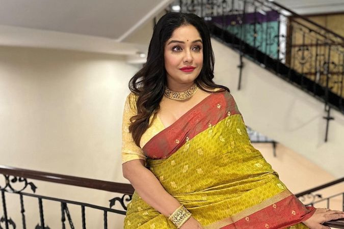 নায়িকা বলেন, “তবে পুজোর দিনগুলোতে আমরা চোখের মেকআপে বেশি জোর দিতে পারি। ষষ্ঠীর দিন চোখের মেকআপটা ন্যুড করতে পারি। সপ্তমীর দিন স্মাজ আইলুক করতে পারি। অষ্টমীর দিন ট্র্যাডিশনের সঙ্গে কপালে বড় টিপ আর সঙ্গে গাঢ় লিপস্টিক একেবারেই মানানসই। আর নবমীটা জমকালো রাখা যেতে পারে। তবে ইন্দো ওয়েস্টার্নের সঙ্গে টিপটা বাদ দিলে ভাল। আর দশমীতে তো সিঁদুর খেলা। ওই দিন যৎসামান্য মেকআপেই সুন্দর লাগবে।”