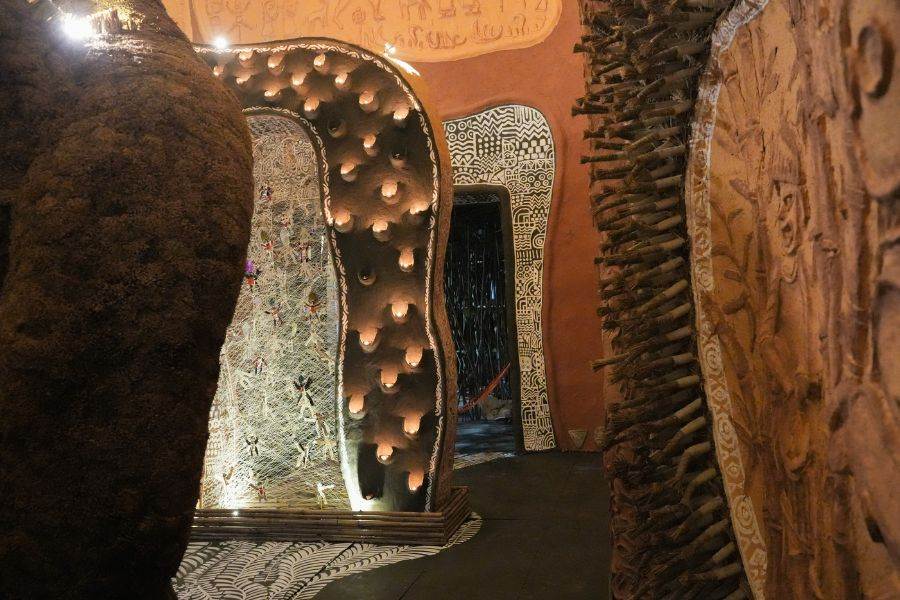 প্যান্ডেলের ভিতরের দৃশ্য 