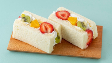 শেষে টক-ঝাল-মিষ্টি আচার সহযোগে খেতে পারেন এই স্যান্ডউইচ। পুজোর সকালের পেটভরা খাবার। এই প্রতিবেদনটি ‘আনন্দ উৎসব’ ফিচারের একটি অংশ।