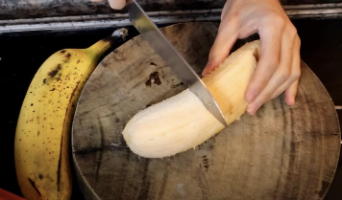 এখনও এই কলার জনপ্রিয়তা মোটে কমেনি। কিন্তু এর চাষ কমে যাওয়ায় এখন এটি বিদেশ থেকে আমদানি করা হয় আমেরিকায়।  তাহলে কি আসছে বার প্রসাদের থালায় কলার পাশে হুয়া মোয়া? ইচ্ছা থাকলেই উপায় হবে। এই প্রতিবেদনটি ‘আনন্দ উৎসব’ ফিচারের একটি অংশ।