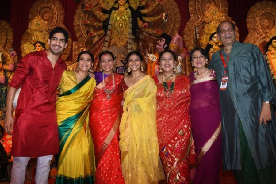 মুম্বইয়ের দুর্গাপুজো বলতে প্রথমেই চোখের সামনে ভেসে ওঠে বিখ্যাত মুখোপাধ্যায় পরিবারের পুজোর ছবিটি। উত্তর মুম্বইয়ের সার্বজনীন দুর্গাপুজো। প্রতি বছরের মতো এই বছরও পুজোয় কোনও খামতি রাখছেন না কাজল এবং রানি মুখোপাধ্যায়রা। তবে এই বছরের পুজোতে ঘটল বদল। 