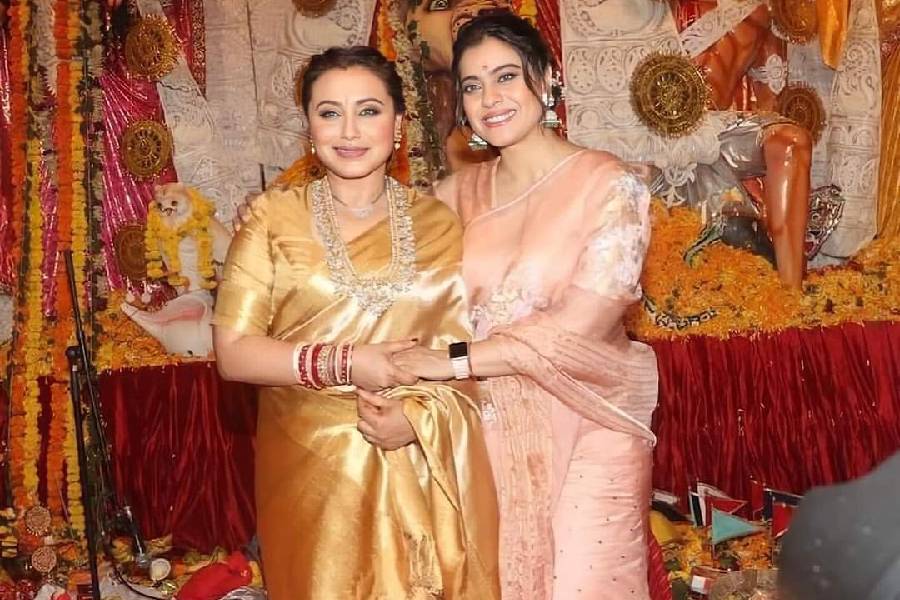 তবে হঠাৎ কেন বদলে গেল ঠিকানা? রিপোর্ট বলছে, হোটেলটি বর্তমানে ‘ম্যাক্রোটেক ডেভেলপারস্‌’-এর অধীনে রয়েছে এবং হোটেলটি ভেঙে তৈরি করা হবে একটি সুবিশাল আবাসন। এই প্রতিবেদনটি ‘আনন্দ উৎসব’ ফিচারের একটি অংশ।