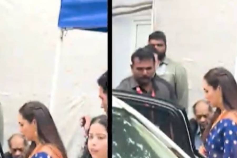 অভিনেত্রীর পরনে নীল রঙা শাড়ি এবং সেইসঙ্গে পরিমিত সাজ ও গয়না। তবে ছবিশিকারিদের মুখোমুখি হতেই তাদের ক্যামেরার সামনে ধরা দিতে চাননি অভিনেত্রী। 