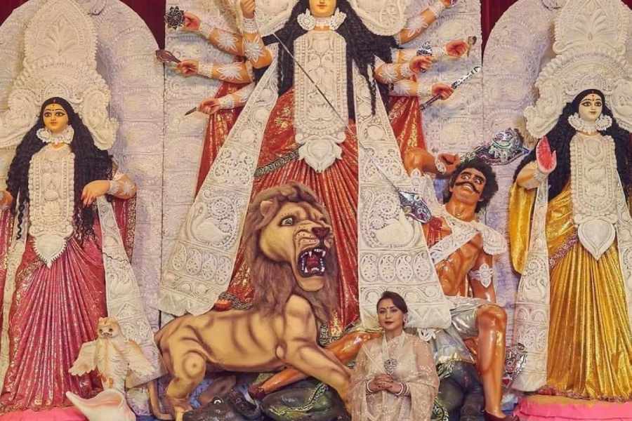 বুধবার অর্থাৎ ৯ অক্টোবর একটি ভিডিওতে দেখা যায় সেই, প্যান্ডেলের দিকেই রওনা দিচ্ছেন অভিনেত্রী রানি মুখোপাধ্যায়। ভিডিও প্রকাশ্যে আসতেই তা ঝড়ের গতিতে ভাইরাল। 