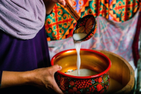 সেই সম্প্রদায়ের মানুষ ছিলেন পশুপালক। মূলত ঘোড়াই থাকত তাঁদের সঙ্গে। ঘোড়ার দুধের ফারমেনটেশন ঘটিয়ে এই পানীয় তৈরি করতেন তাঁরা।  যেহেতু তাঁরা ছিলেন পশুপালক, ফলে বহু দিন পথে পথে ঘুরে কাটাতে হত তাঁদের। এই সময়ে চামড়ার থলিতে ফলে কুমিস নিয়ে যেতেন তাঁরা।