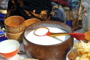 এটি দীর্ঘ দিন সংরক্ষণ করা যেত। সাধারণ দুধ হলে, তা সম্ভব হত না। চেংগিস খান, অ্যাটিলার ইতিহাস ঘাঁটলেও, তাঁদের দলবলের মধ্যে কুমিস পানের চল ছিল বলে জানা যায়। পরবর্তীকালে এটি সারা পৃথিবীতেই ছড়িয়ে পড়ে।