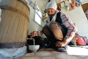 এখনও এশিয়ার এই সব দেশে বোতলবন্দি কুমিস বিক্রি হয়। আপাত ভাবে এটি দেখতে দুধের মতোই। তবে স্বাদ অনেকটাই আলাদা। 