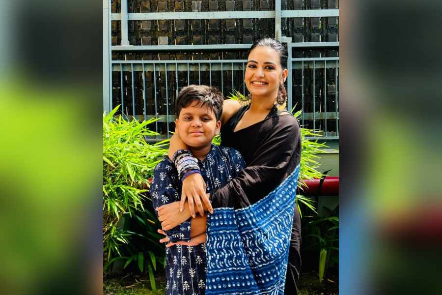 পঞ্চমীর দিনে মা ছেলের শাড়ি-পাঞ্জাবীর যুগলবন্দি নজর কেড়েছিল অনুরাগীদের। ষষ্ঠীতেও ঘটল না ব্যতিক্রম! কালো এবং নীলের মিশেলে প্রিয়াঙ্কা সরকার এবং সহজের ট্যুইনিং ছিল মন মাতানো।  