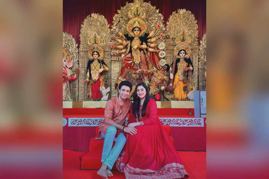 কোলে সন্তান আসার পর জীবন তো কিছুটা হলেও বদলেছে গৌরব চক্রবর্তী এবং ঋদ্ধিমা ঘোষের। তবে পুজোর আমেজ কিন্তু রয়েছে একই। ষষ্ঠীর দিন মায়ের সামনে দাঁড়িয়েই শুভেচ্ছায় ভরালেন ভক্তদের। 