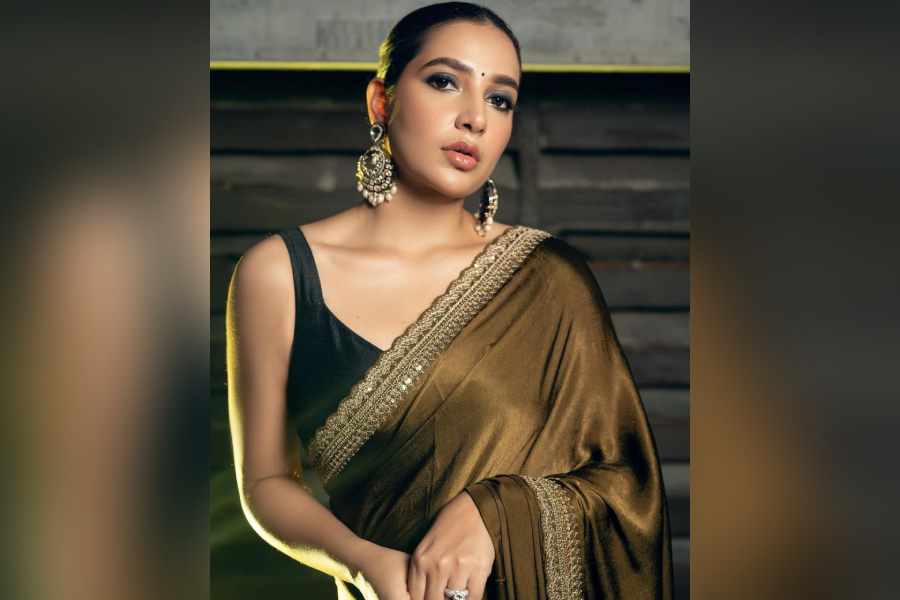 ষষ্ঠীতে মার্জিত সাজেই ধরা দিলেন শুভশ্রী গঙ্গোপাধ্যায়। পরনে ছিল সোনালি পাড় দেওয়া বাদামি রঙা শাড়ি এবং স্লিভলেস ব্লাউজ। সঙ্গে কানে বড় দুল, পরিমিত মেকআপ এবং ছোট্ট কালো টিপেই অপরূপা পর্দার ‘ইন্দুবালা’। 