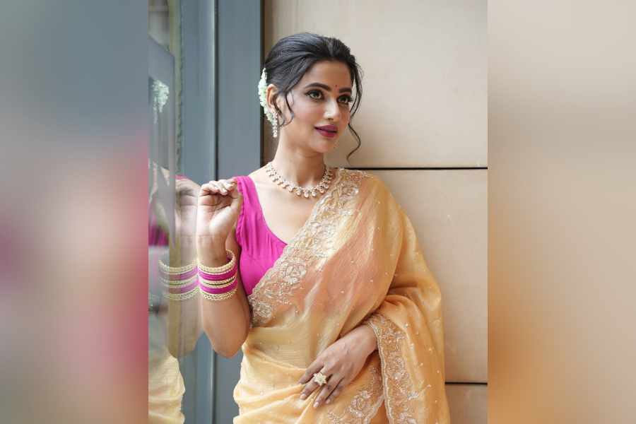 ষষ্ঠীর সাজে নিজের মতো করেই রঙিন ঊষসী রায়। হলুদ রঙের শাড়ির সঙ্গে গোলাপি স্লিভলেস ব্লাউজ। আর সেই সঙ্গে মানানসই গয়না এবং মার্জিত সাজ।