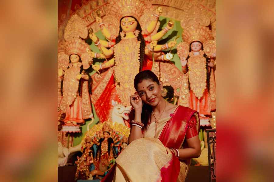 দুর্গাপুজো মানেই সাবেকিয়ানার ছোঁয়া। এ দিন একেবারে ছিমছাম সাজেই ধরা দিলেন অভিনেত্রী দেবলীনা কুমার। পরনে ছিল লাল পাড় সাদা শাড়ি ও সোনার গয়নার সঙ্গে একেবারে সাদামাটা লুক। ষষ্ঠীতে মায়ের বোধন সেরে হাসি মুখে পোজ দিলেন অভিনেত্রী। 