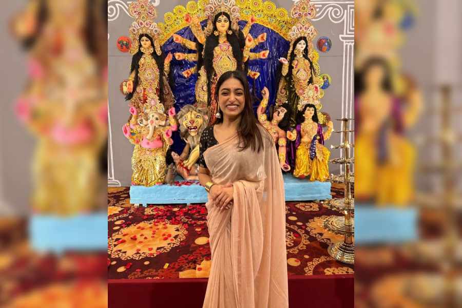 ষষ্ঠীতে ইশা সাহার সাজও ছিল আড়ম্বরহীন। কালো ব্লাউজের সঙ্গে হালকা বাদামি শাড়ি। ছোট্ট টিপ এবং একেবারে নো-মেকআপ লুকেই ধরা দিলেন অভিনেত্রী। 