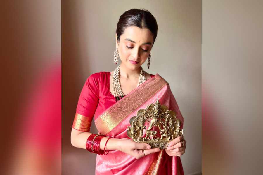 বিয়ের পর প্রথম পুজো দর্শনা বণিকের। এ দিন ছোট্ট দুর্গামূর্তিকে হাতে নিয়েই লেন্সবন্দি হলেন অভিনেত্রী।