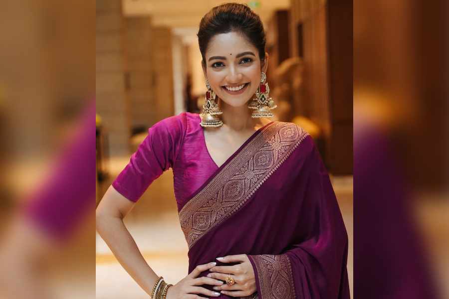 উৎসবের মেজাজে মেতে অভিনেত্রী সুস্মিতা চট্টোপাধ্যায়ও। মেরুন রঙা শাড়িতে পরিপাটি হয়ে হইহই করে ঠাকুর দেখতে বেরিয়ে পড়েছেন অভিনেত্রী। শারদীয়ার শুভেচ্ছা জানিয়ে এ দিন ছবিও পোস্ট করেন তিনি।