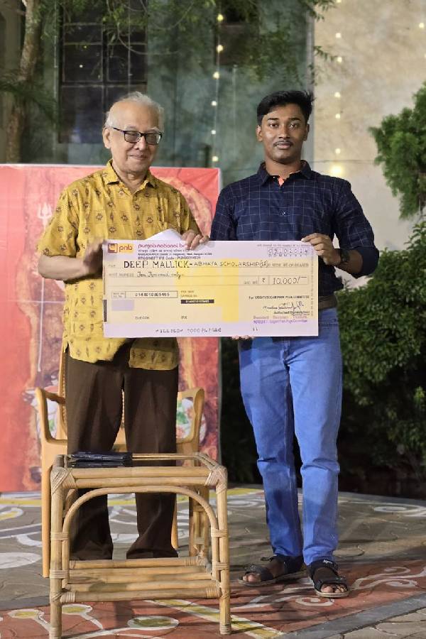 দীপ মল্লিকের হাতে স্কলারশিপের চেক তুলে দিচ্ছেন পবিত্র সরকার।