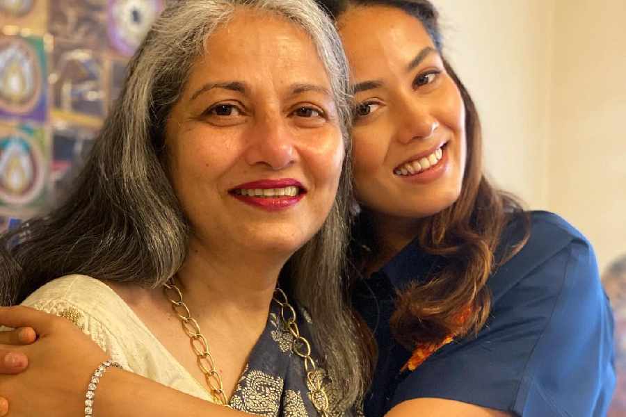 পুজোর পাঁচ দিনের সাজপোশাক তো তৈরি! কিন্তু ত্বকের যত্ন কী ভাবে নেবেন ভেবেছেন? শুধু প্রসাধনীর উপর নির্ভর করে থাকলে শাহিদ কাপুরের শাশুড়ি অর্থাৎ মীরা রাজপুতের মা কি ৬৪ বছর বয়সে এসেও ৩০-এর মতো দীপ্তি? টিপস্‌ জানতে ইচ্ছে করছে তো? জেনে নিন খোদ বেলা রাজপুতের মুখ থেকেই।