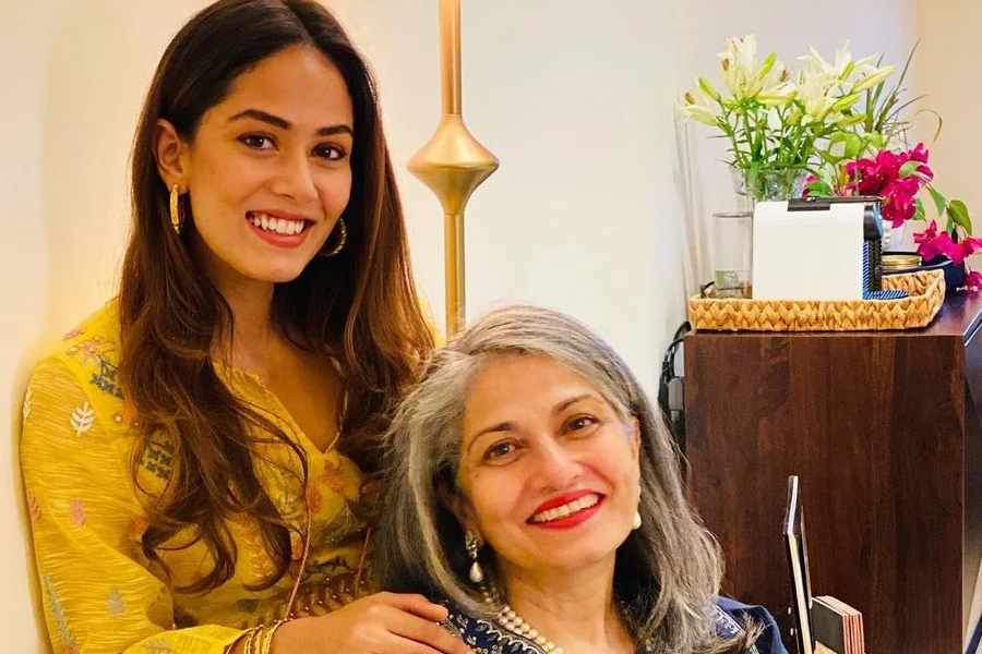 স্কিন পরিষ্কার রাখা: স্বাস্থ্যকর খাবার খাওয়ার পাশাপাশি ত্বক ভাল রাখতে নিয়মিত পরিচর্যা করা জরুরি। বেলা রাজপুত জানান, ৩০-এর আগে ফেশিয়াল করার অনুমতি না থাকলেও ৩০ পেরিয়ে যাওয়ার পর ফেশিয়াল করা এবং ত্বক পরিষ্কার রাখা ছিল তাঁর প্রতিদিনের রুটিন।