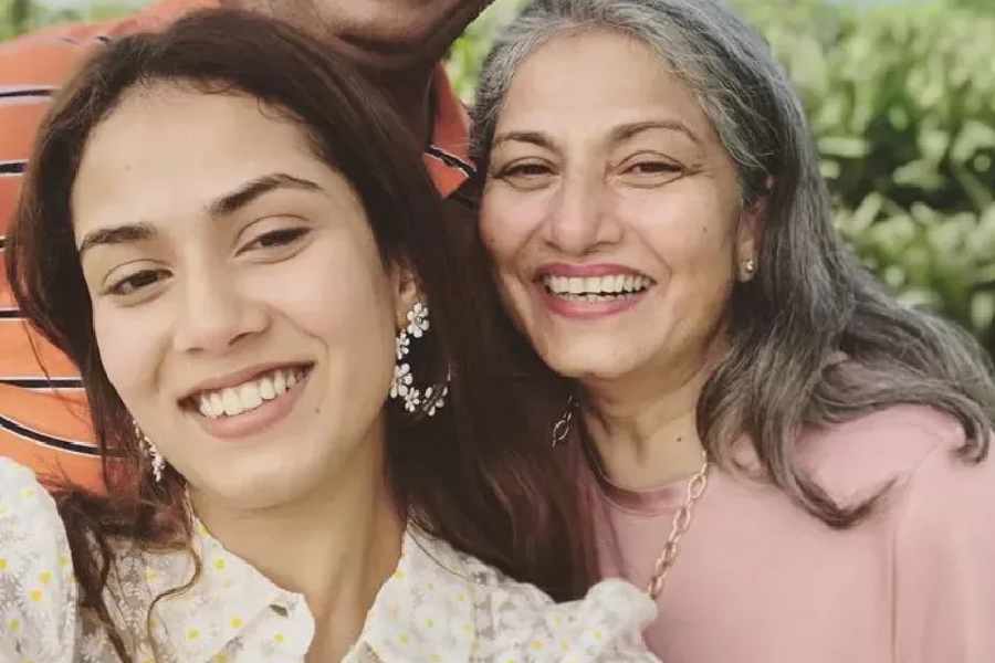 সানস্ক্রিনের ব্যবহার: রোদে বেরোনোর সময়ে ছাতা এবং জলের পাশাপাশি সঙ্গী করুন সানস্ক্রিনকেও। এমনকি বেরোনোর আগেও মুখে মাখতে ভুলবেন না! মীরা রাজপুতের মা বলেন, ‘‘আমি প্রতিদিন সানস্ক্রিন ব্যবহার করি। যেখানেই যাই না কেন, সব সময় আমার সঙ্গে সানস্ক্রিন থাকে। ওটা না মেখে রোদে বাইরে যাওয়ার কথা ভাবিই না!’’