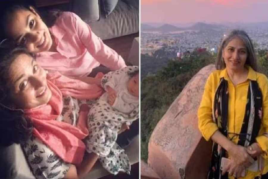 অতিরিক্ত মেকআপ বর্জন করা: মেকআপের সাহায্যে ত্বকের খামতিগুলি ঢাকা গেলেও মেকআপই করতে পারে ত্বকের ক্ষতি। মেকআপ ব্যবহার করুন, তবে অতিরিক্ত নয়। জানেন কি, শুধুমাত্র লিপস্টিক ছাড়া কোনও মেকআপ সামগ্রীই ছুঁয়ে দেখেন না মীরা রাজপুতের মা? তিনি জানান, ‘‘আমি মনে করি মেকআপ আমাদের ত্বকের সবচেয়ে বেশি ক্ষতি করে। আমি লিপস্টিক ছাড়া আর কিছু ব্যবহার করি না। আমার কাছে মেকআপ বলতে ওটাই!’’