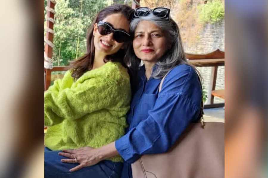 হলুদ এবং বেসনের মিশ্রন: প্রসাধনী ব্যবহার করে উপকার তো পাচ্ছেন। তবে দীর্ঘস্থায়ী সমাধান চাই? তা হলে ২ টেবিল চামচ বেসনের সঙ্গে আধ চা চামচ হলুদের গুঁড়ো এবং টক দই ভাল করে মিশিয়ে মুখে লাগান। কিছুক্ষণ রাখুন। তারপর ধুয়ে ফেলুন। পুজোর দিনে লাইমলাইট কাড়বেন আপনিই!