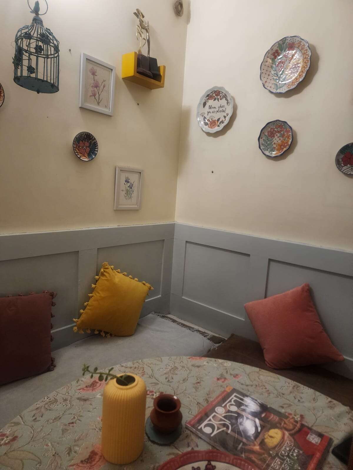 ড্রয়িং রুমের একটি কোণ, অনায়াসেই এখানে বসে বেলা গড়িয়ে সন্ধ্যে নেমে যাবে 