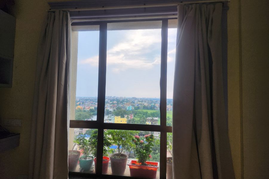 অভিনেত্রীর বাড়িতে এই ঘরটি তাঁর মেয়ের। পশ্চিমের এই জানলা দিয়ে ভারী সুন্দর সূর্যাস্ত দেখা যায়।