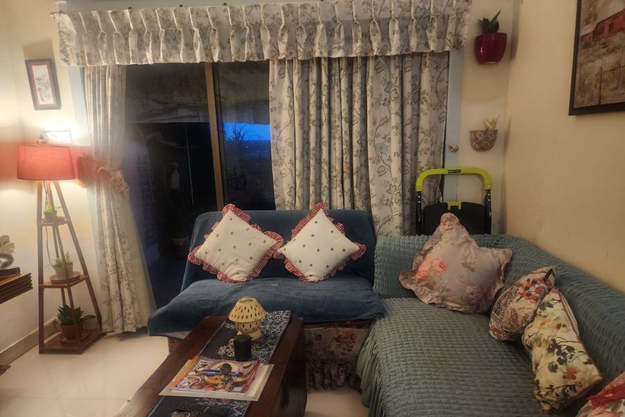 পর্দা এবং কুশন অন্দরসজ্জায় অত্যন্ত গুরুত্বপূর্ণ ভূমিকা পালন করে। তাই দেওয়ালে রঙের সঙ্গে সামঞ্জস্য রেখে সোফা কাম বেডের জন্য কুশন বেছেছেন অভিনেত্রী।