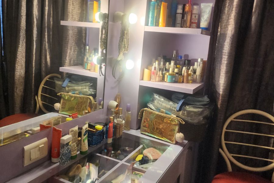 শ্রীলেখার অন্যতম প্রিয় জায়গা এই সাজঘর। এখানে বসে অভিনেত্রী রূপটানে হয়ে ওঠেন ক্যামেরা-রেডি। 