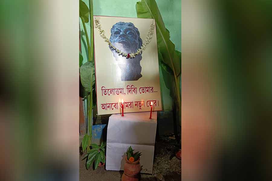 নির্যাতিতার জন্য বিচার চেয়ে ‘অন্য বোধন’। মধ্যমগ্রামে।