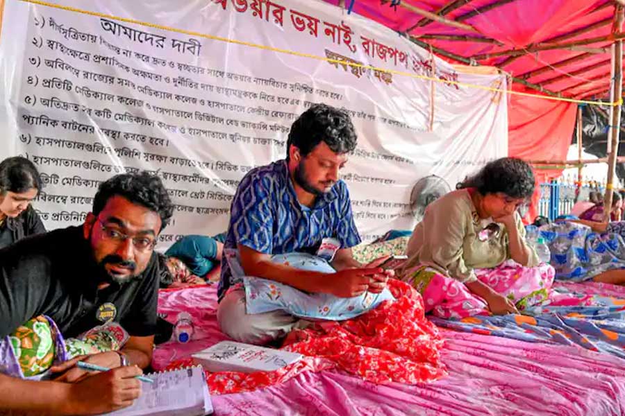 শনিবার থেকে ধর্মতলার মঞ্চে অনশনে বসে জুনিয়র ডাক্তারেরা।