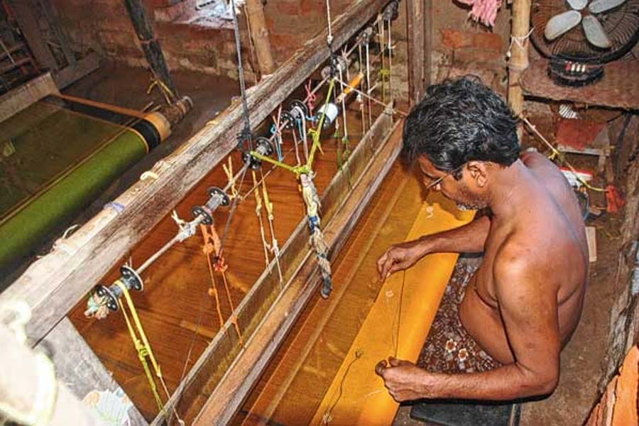 বাংলার তাঁতে বোনা বারো হাতের সুতোলি মায়াজাল।