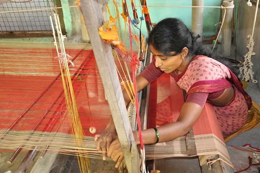 অভিজ্ঞ তাঁতিরা পেশা ছেড়ে চলে যাওয়ায় এখন গ্রামের মহিলাদের দিয়েই তাঁত বোনানো হচ্ছে।
