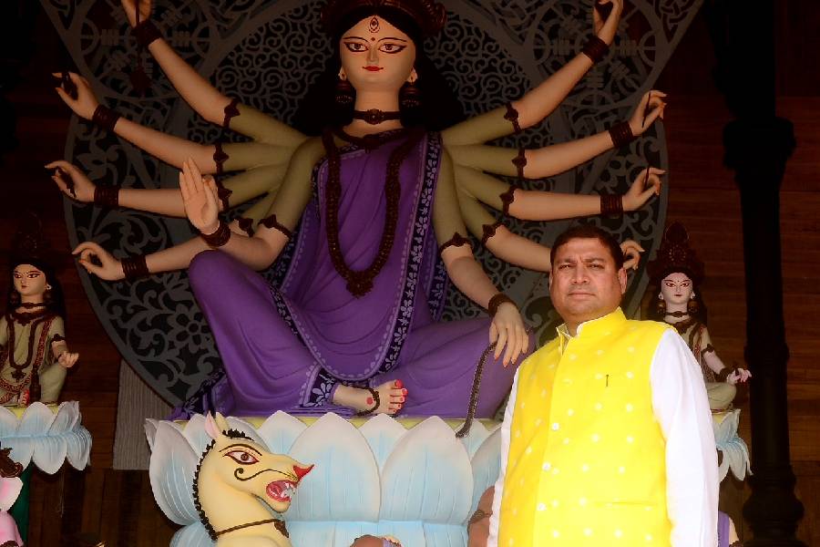 চালতাবাগান লোহাপট্টি দুর্গাপুজো কমিটির চেয়ারম্যান সন্দীপ ভুতোরিয়া। 