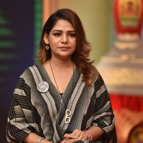 আরজি করের আন্দোলনের যে অভিনেত্রীদের প্রথম সারিতে দেখা গিয়েছে, তার মধ্যে সুদীপ্তা চক্রবর্তী অন্যতম। অনুষ্ঠানের ‘রাত দখলের মেয়েরা’ পর্বে হাজির ছিলেন অভিনেত্রী। খুব বেশি সাজগোজ নয়। অভিনেত্রীর পরনে ছিল কালো রঙের কাফতান ড্রেস। খোলা চুল, কানে ছোট দুল, হাতে ঘড়ি আর হালকা মেকআপ— সাজ ছিমছাম হলেও ছিল নজরকাড়া।