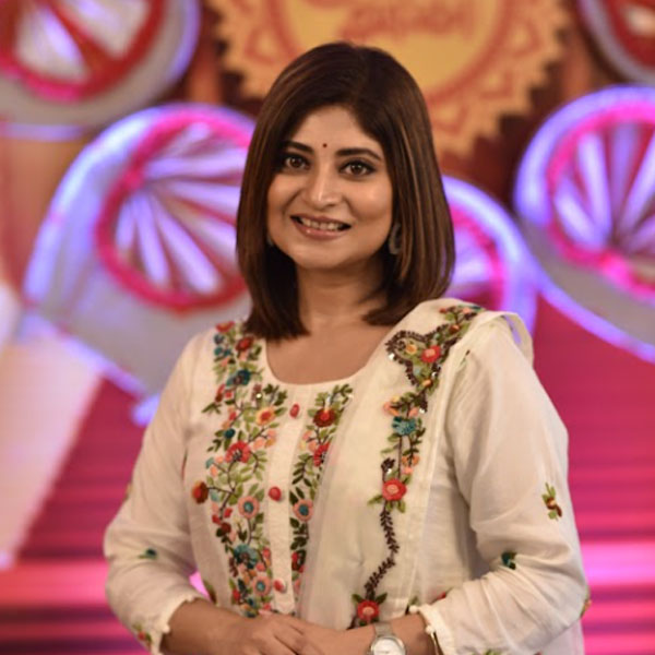 অনুষ্ঠানে হাজির ছিলেন অভনেত্রী সন্দীপ্তা সেনও। বিয়ের পর এটাই তাঁর প্রথম পুজো। সেই আনন্দ অভিনেত্রীর চোখেমুখে স্পষ্ট। সন্দীপ্তার পরনে ছিল সাদা সালোয়ার। পোশাক জুড়ে রঙিন সুতো দিয়ে ফুলেল নকশা করা। খোলা চুল, ছোট একটি টিপ আর হালকা মেকআপেই ক্যামেরাবন্দি হয়েছেন তিনি। 